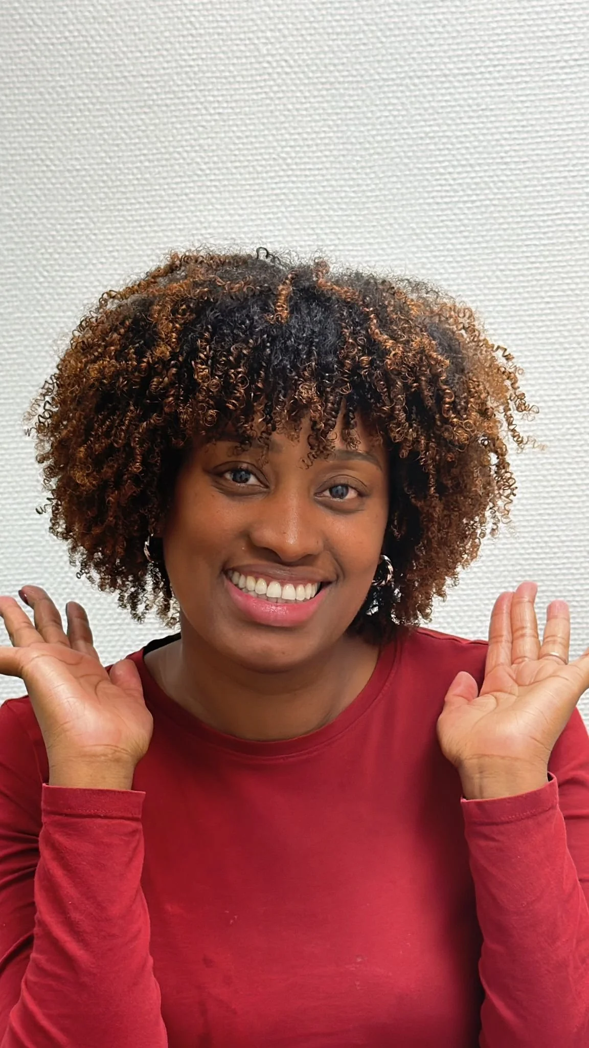 Cliente feliz com cabelos cacheados saudaveis